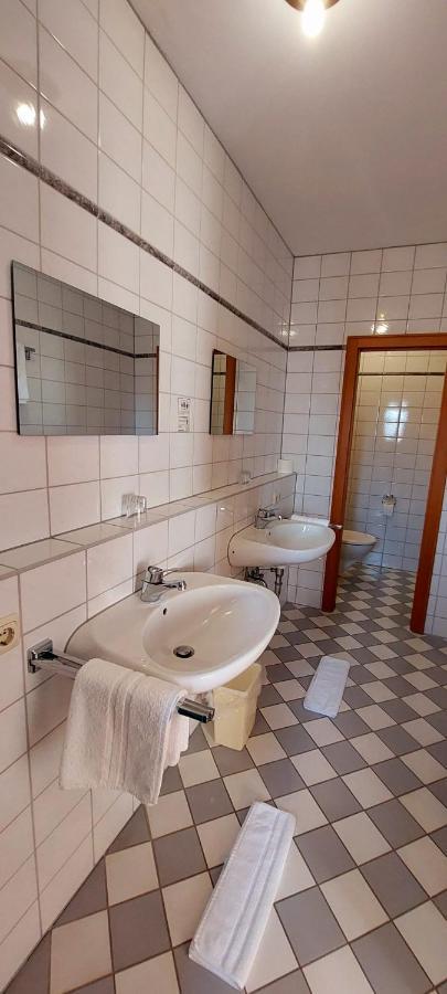 Hotel-Restaurant Kreuzhuber Neuburg am Inn Esterno foto