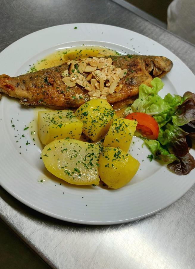Hotel-Restaurant Kreuzhuber Neuburg am Inn Esterno foto